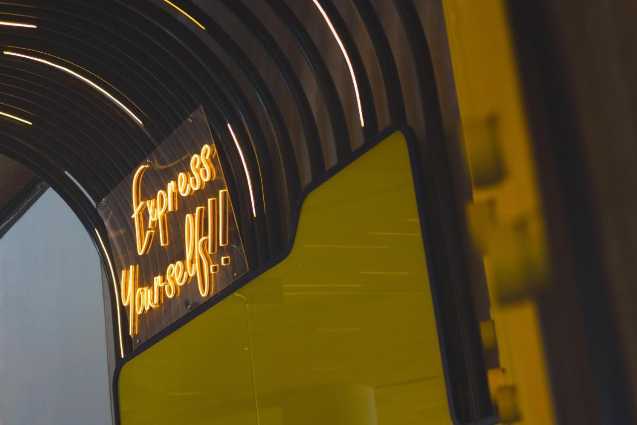 Yello Hotel Kuta Beachwalk Bali Exterior foto