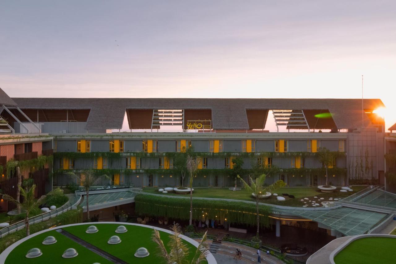 Yello Hotel Kuta Beachwalk Bali Exterior foto