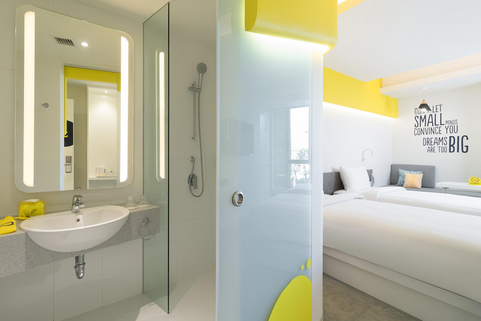 Yello Hotel Kuta Beachwalk Bali Exterior foto