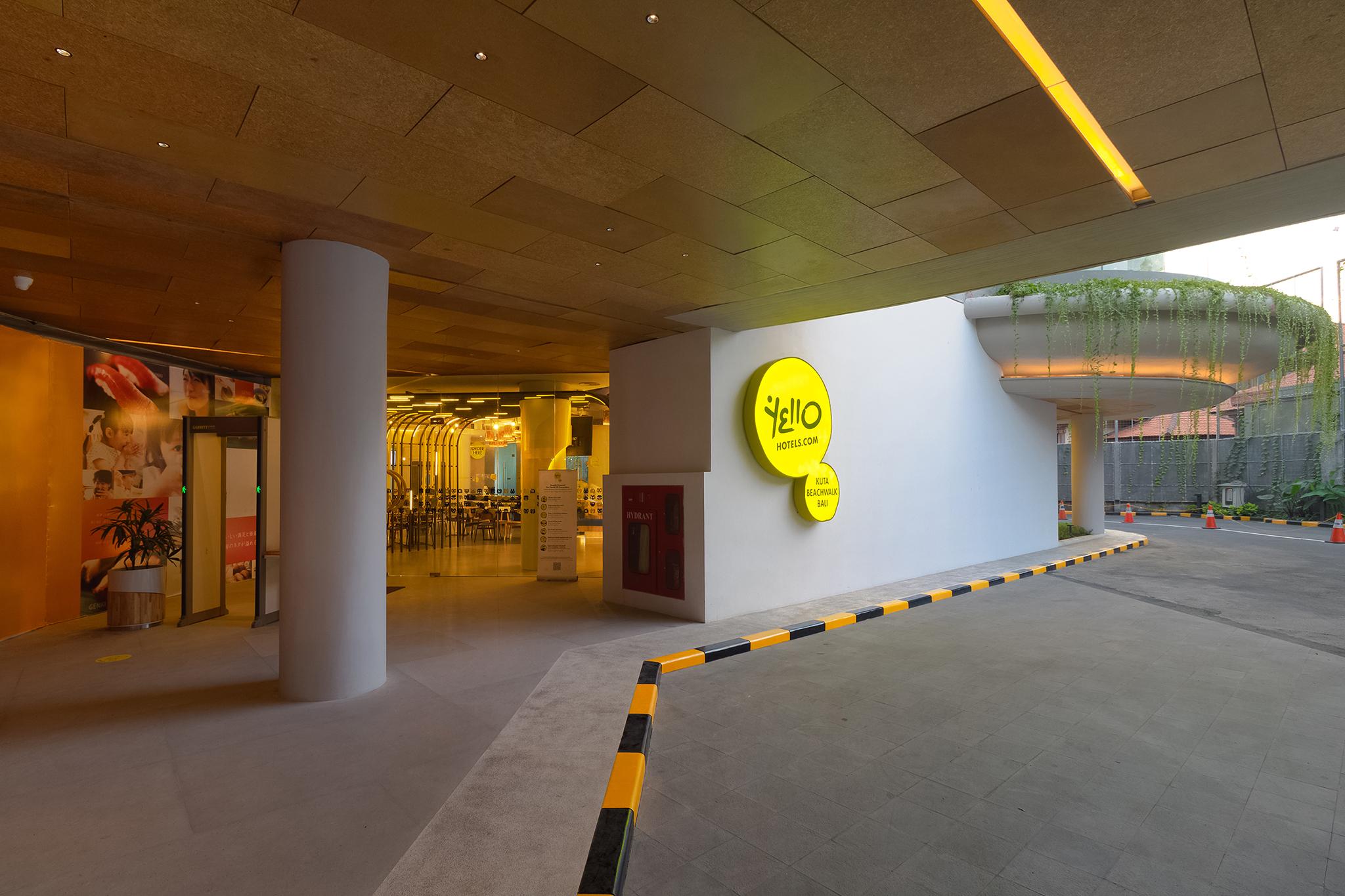 Yello Hotel Kuta Beachwalk Bali Exterior foto